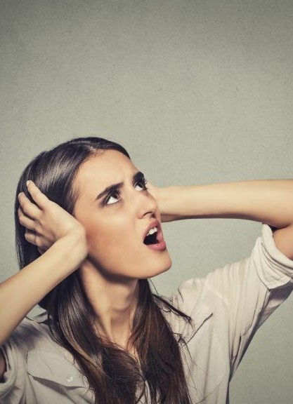 mujer quejándose de fuertes ruidos